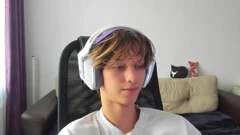 Snapshot of ostin_meoww chatting on 10-10-25, 08:46 Ostin online show from 10-10-25, 08:46