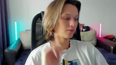 Snapshot of ostin_meoww chatting on 05-13-26, 08:34 Ostin online show from 05-13-26, 08:34