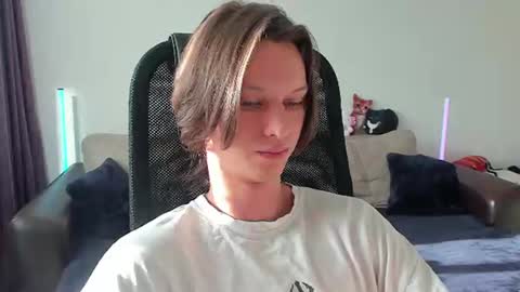 Snapshot of ostin_meoww chatting on 07-04-26, 12:33 Ostin online show from 07-04-26, 12:33