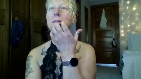 Snapshot of outdoorchicprivate chatting on 03-26-26, 04:01 JJ online show from 03-26-26, 04:01