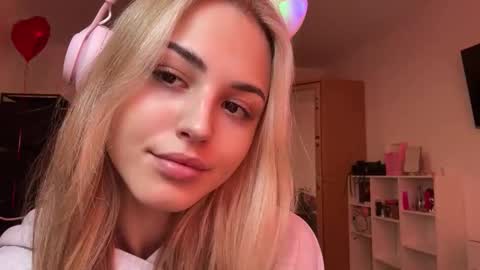 Snapshot of ozellagranville chatting on 02-20-26, 11:00 Eva online show from 02-20-26, 11:00