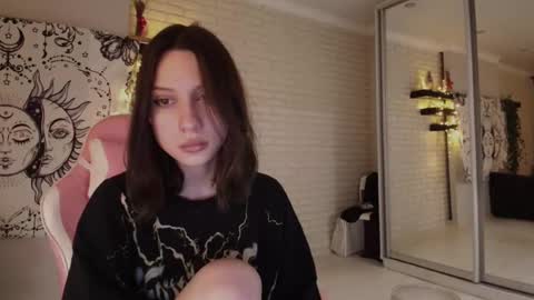 Snapshot of p0rsche911 chatting on 12-23-24, 11:49 Alice online show from 12-23-24, 11:49