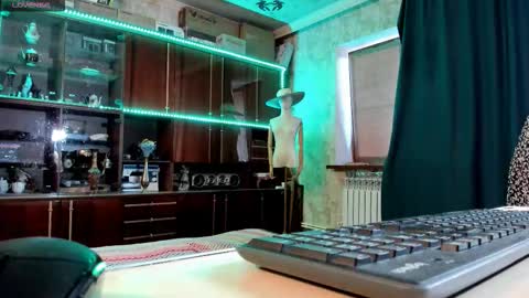 Ella online show from 09-08-25, 03:11