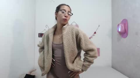 Paola online show from 02-12-25, 06:09