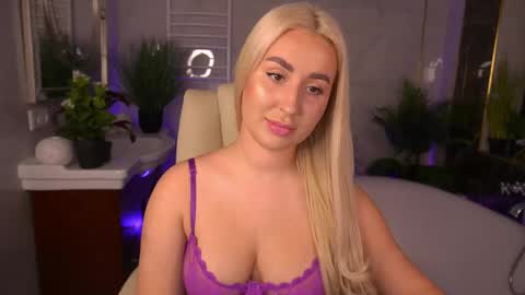 Snapshot of paolamola chatting on 04-23-26, 01:35 Lia online show from 04-23-26, 01:35