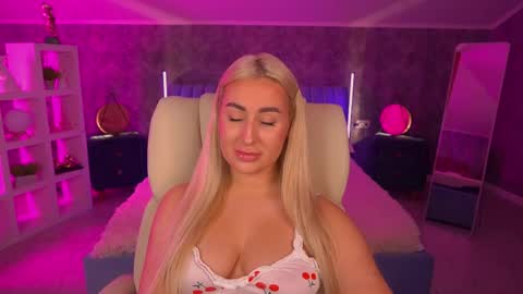Snapshot of paolamola chatting on 04-27-26, 02:04 Lia online show from 04-27-26, 02:04