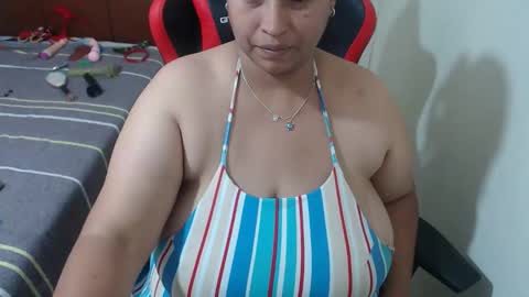 Snapshot of pareja_explosivasexx chatting on 05-17-26, 03:52 Luna online show from 05-17-26, 03:52