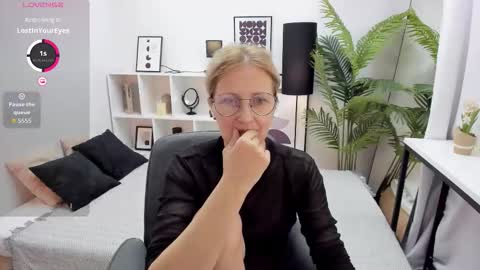 Paris online show from 10-14-25, 09:26