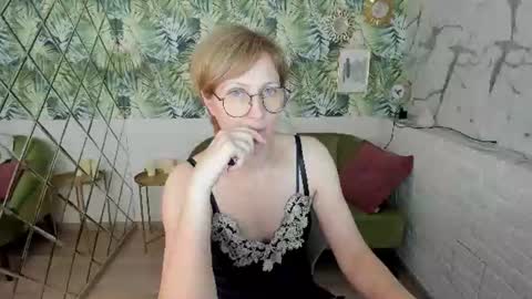Snapshot of paris_cherry chatting on 06-20-26, 06:11 Paris online show from 06-20-26, 06:11