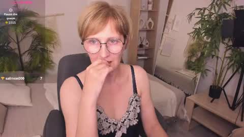 Snapshot of paris_cherry chatting on 06-26-26, 06:12 Paris online show from 06-26-26, 06:12