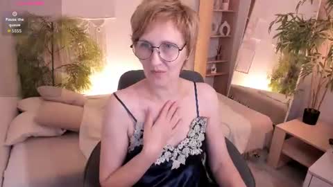 Snapshot of paris_cherry chatting on 08-04-26, 06:32 Paris online show from 08-04-26, 06:32