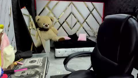 paris petit online show from 12-02-25, 08:26