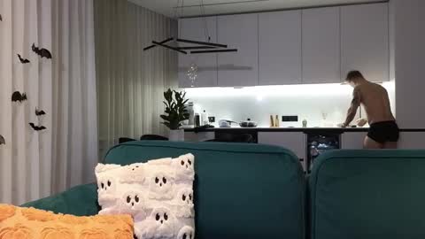 Snapshot of pashka_x chatting on 10-28-25, 05:22 Pashka online show from 10-28-25, 05:22