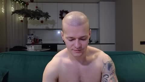 Snapshot of pashka_x chatting on 12-15-25, 06:28 Pashka online show from 12-15-25, 06:28