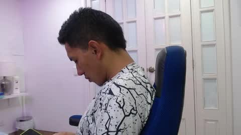 Snapshot of patrick_and_greeicy chatting on 01-18-25, 03:20 patrick_and_greeicy online show from 01-18-25, 03:20