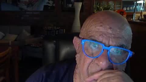 Snapshot of patvac chatting on 12-24-24, 12:33 patvac online show from 12-24-24, 12:33