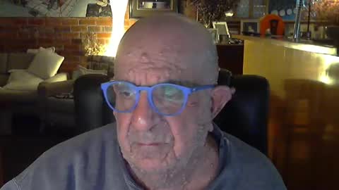 Snapshot of patvac chatting on 09-10-25, 02:28 patvac online show from 09-10-25, 02:28