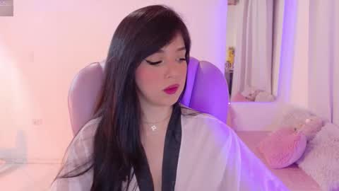 Sofa online show from 10-18-25, 04:37