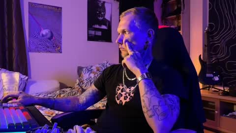 Snapshot of paul_razor chatting on 05-19-26, 08:26 Paul online show from 05-19-26, 08:26