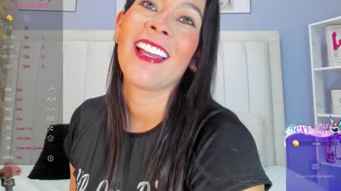 Snapshot of paula_brown18 chatting on 01-26-25, 01:15 Pau online show from 01-26-25, 01:15