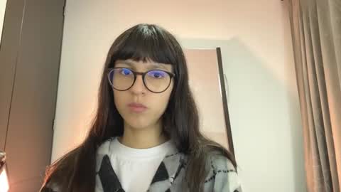 Snapshot of paulainblue chatting on 06-12-26, 02:54 online show from 06-12-26, 02:54