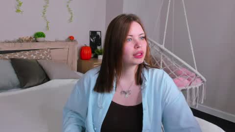 Snapshot of pauline_moore chatting on 06-14-26, 09:22 Erica online show from 06-14-26, 09:22