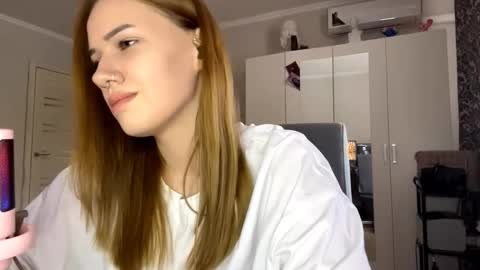 Snapshot of paulinelejune chatting on 11-30-25, 08:40 Sonya online show from 11-30-25, 08:40