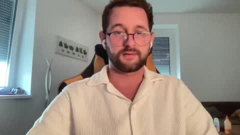 Snapshot of paulsimpsn chatting on 09-29-25, 04:01 love bush online show from 09-29-25, 04:01