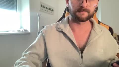 Snapshot of paulsimpsn chatting on 10-28-25, 01:25 love bush online show from 10-28-25, 01:25