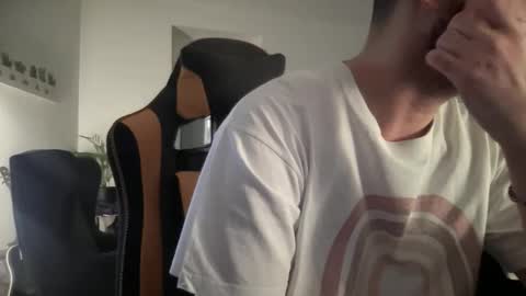 Snapshot of paulsimpsn chatting on 12-01-25, 07:46 love bush online show from 12-01-25, 07:46