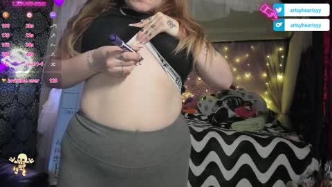 Snapshot of pawggoddess778 chatting on 12-13-24, 05:16 ArtsyHeartsyy online show from 12-13-24, 05:16