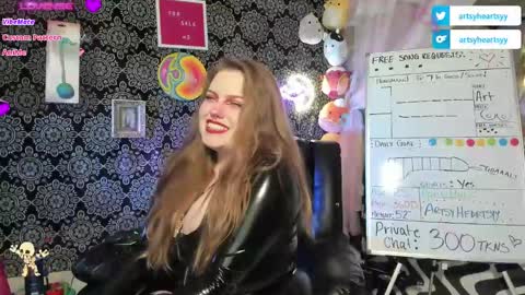 Snapshot of pawggoddess778 chatting on 12-24-24, 02:21 ArtsyHeartsyy online show from 12-24-24, 02:21