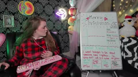 Snapshot of pawggoddess778 chatting on 12-26-24, 02:01 ArtsyHeartsyy online show from 12-26-24, 02:01