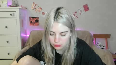 Snapshot of pawwsup1 chatting on 05-09-26, 05:56 Allisses online show from 05-09-26, 05:56