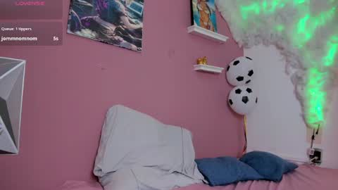 Snapshot of peach_babe_ chatting on 06-25-26, 05:12 Peach online show from 06-25-26, 05:12