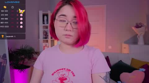 Snapshot of peach_shy chatting on 09-26-25, 07:01 Lilian online show from 09-26-25, 07:01