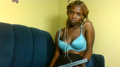 Snapshot of peachy_mummie chatting on 09-08-25, 09:47 peachie online show from 09-08-25, 09:47
