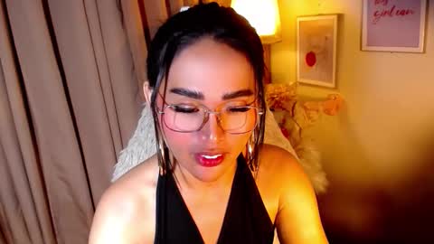Snapshot of peakaboo_xx chatting on 05-19-26, 06:25 Angel Creamdensada online show from 05-19-26, 06:25