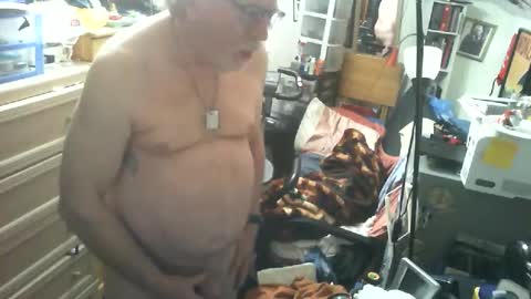 Snapshot of penispainter2 chatting on 05-09-26, 06:24 monkeydog online show from 05-09-26, 06:24