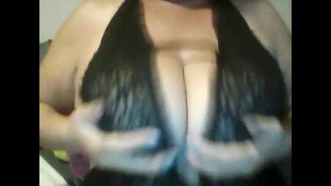 Snapshot of perlita070822 chatting on 04-17-26, 02:25 perlita070822 online show from 04-17-26, 02:25
