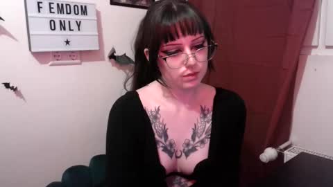 Snapshot of persephones_garden chatting on 04-22-26, 12:07 Persephone online show from 04-22-26, 12:07
