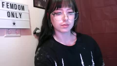 Snapshot of persephones_garden chatting on 04-29-26, 12:09 Persephone online show from 04-29-26, 12:09