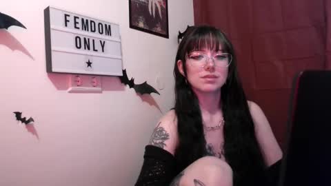 Snapshot of persephones_garden chatting on 05-05-26, 12:13 Persephone online show from 05-05-26, 12:13
