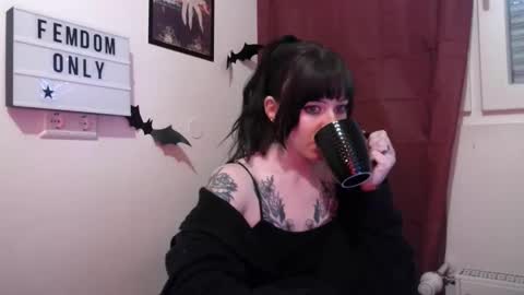 Snapshot of persephones_garden chatting on 05-13-26, 12:02 Persephone online show from 05-13-26, 12:02