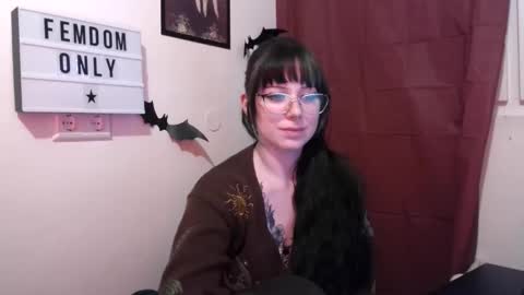 Snapshot of persephones_garden chatting on 05-14-26, 12:12 Persephone online show from 05-14-26, 12:12