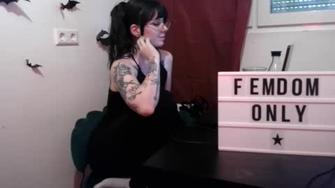 Snapshot of persephones_garden chatting on 05-27-26, 12:02 Persephone online show from 05-27-26, 12:02