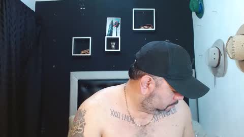 Snapshot of perverseveteranmanxxx chatting on 01-29-25, 02:00 Carlos online show from 01-29-25, 02:00