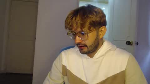 Snapshot of peter_x_annaud chatting on 09-11-25, 11:43 FELIPE online show from 09-11-25, 11:43