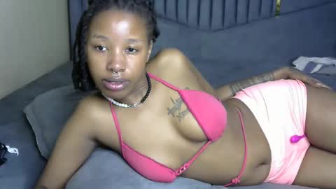 Snapshot of petite_byb1 chatting on 04-15-26, 07:10 lonny online show from 04-15-26, 07:10
