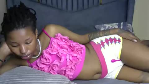 Snapshot of petite_byb1 chatting on 04-24-26, 07:11 lonny online show from 04-24-26, 07:11